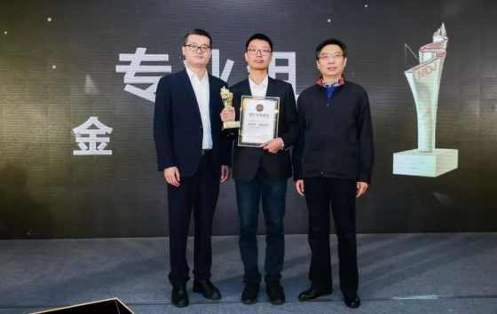 美的中央空調(diào)被授予“中國(guó)暖通空調(diào)產(chǎn)業(yè)**品牌”稱號(hào)