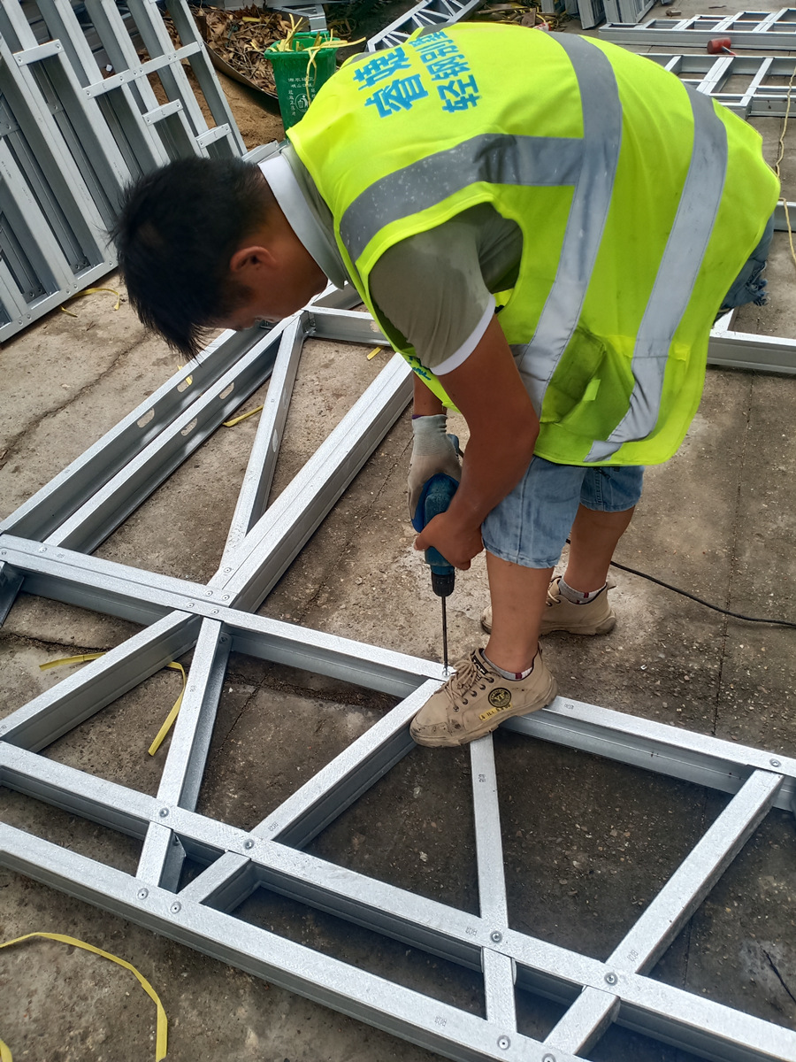 睿婕工作人員正在對(duì)螺栓連接加固